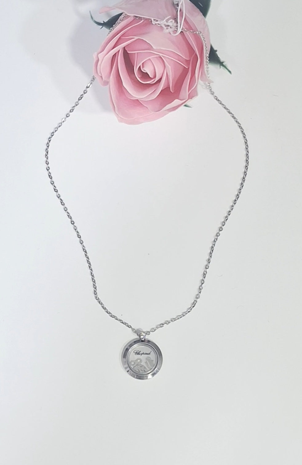 Fio com pendente com 3 símbolos