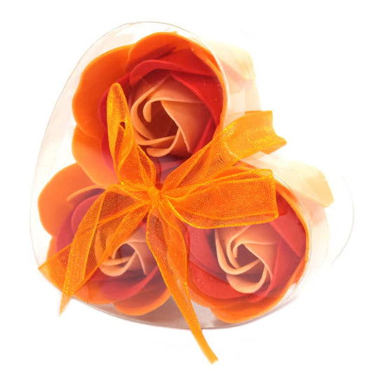 Conjunto de 3 flores de sabonete em caixa em formato de coração - Rosas cor de pêssego